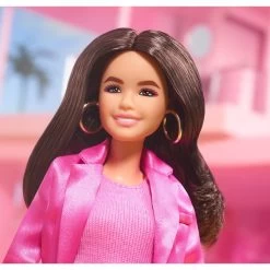 Mattel Barbie Signature The Movie - America Ferrera Als Gloria Puppe Zum Film Im Dreiteiligen Hosenanzug In Pink, Spielfigur -Bester Spielwaren Geschäft Mattel Barbie Signature The Movie America Ferrera als Gloria Puppe zum Film im dreiteiligen Hosenanzug in Pink Spielfigur@@1918859 4