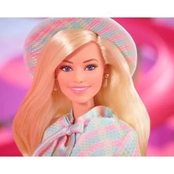 Mattel Barbie The Movie - Margot Robbie Als Barbie: Puppe Mit Blau-kariertem Outfit -Bester Spielwaren Geschäft Mattel Barbie The Movie Margot Robbie als Barbie Puppe mit blau kariertem Outfit@@1918876 5